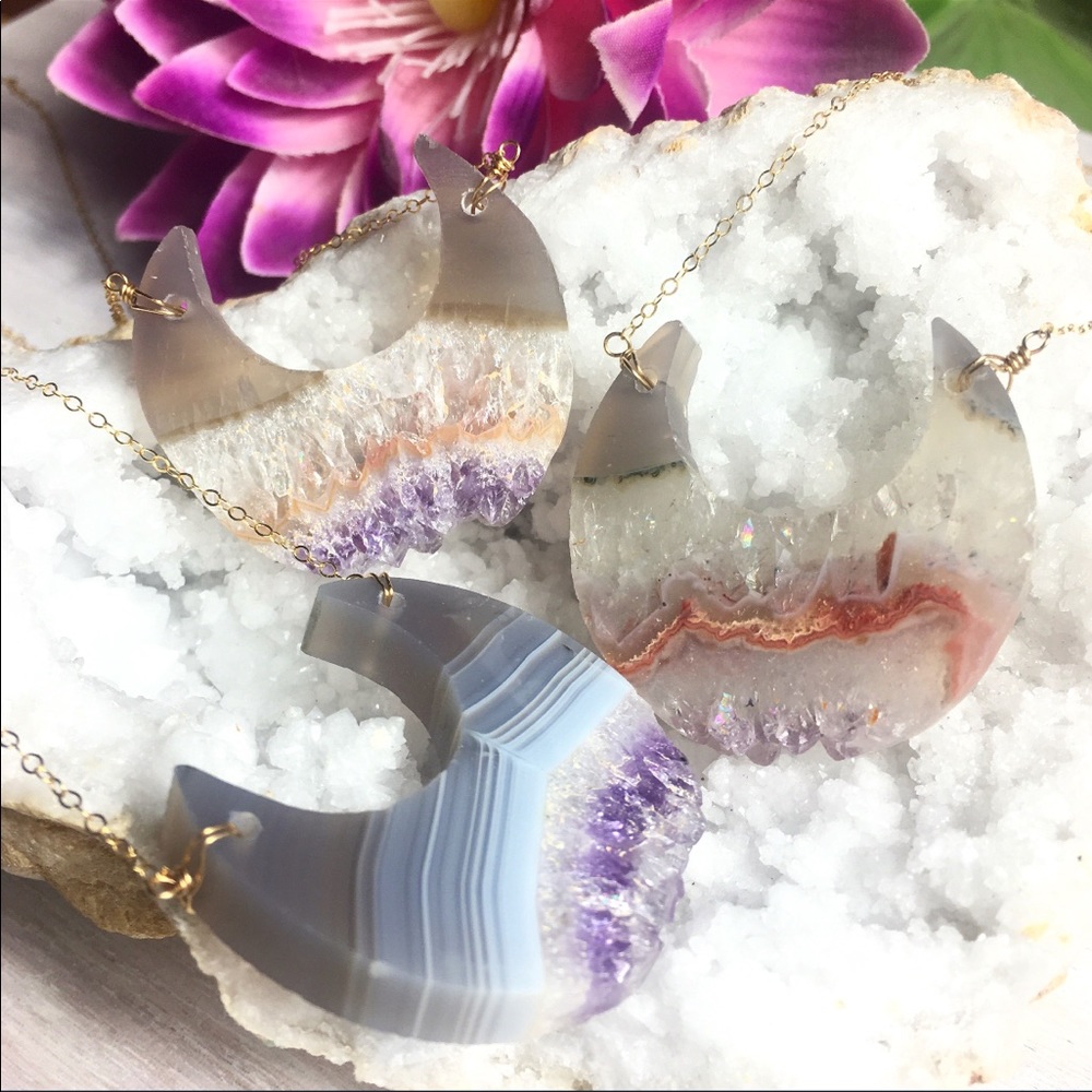 Amethyst quartz crescent necklace on 14k chain - Picture 2 of 2